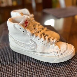 6.5Y/WOMEN’S 8 Nike Blazer Mid 77 Big Kids Youth